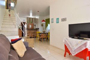 sala de estar con sofá y TV de pantalla plana en Conforto e Aconchego no Rio Vermelho P2145, en Florianópolis