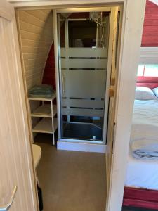 Habitación pequeña con una puerta que conduce a un dormitorio. en Wine-Barrel Pinot Noir, en Dreischor