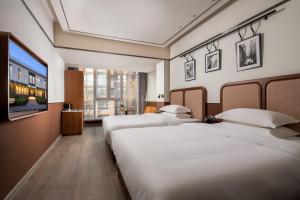 Postel nebo postele na pokoji v ubytování A Memory Hotel-Hotel in the Garden, Beijing Daxing International Airport, Beijing Aerospace Museum, Beijing Wildlife Park, Free daily necessities, Free night snack, Free laundry, English communication well, Free travel advice
