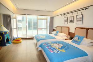 Postel nebo postele na pokoji v ubytování A Memory Hotel-Hotel in the Garden, Beijing Daxing International Airport, Beijing Aerospace Museum, Beijing Wildlife Park, Free daily necessities, Free night snack, Free laundry, English communication well, Free travel advice