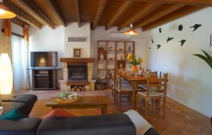 sala de estar con mesa y chimenea en Gîte rural, en Saint-Pierre-sur-Dropt