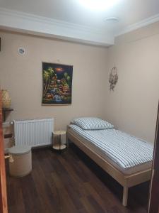 a bedroom with a bed and a painting on the wall at White Lion in Gyál