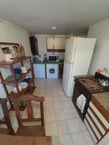 奧利佛斯的住宿－Departamento en Olivos，厨房配有白色冰箱和炉灶。