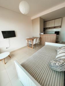 um quarto com uma cama grande e uma cozinha em Hermoso departamento nuevo en Bahía Blanca piso 4 em Bahía Blanca