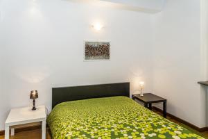 トリノにあるVittoriaのベッドルーム1室(緑のベッド1台、ナイトスタンド2台付)