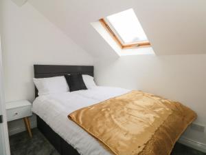 ein kleines Schlafzimmer mit einem Bett und einem Fenster in der Unterkunft Butterfly Cottage in Rossendale