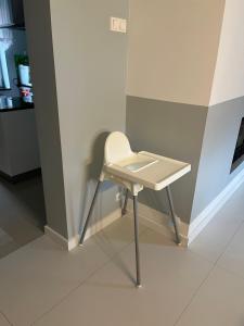Una pequeña silla blanca sentada en una habitación en Dom całoroczny Wczasy jak Marzenie, en Ruciane-Nida