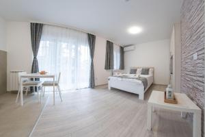 Sala de estar con cama y mesa en Pegasus apartments en Belgrado