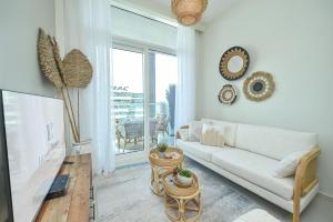 Posezení v ubytování Brand New Reva Residence 1 Bedrooms Apts - Business Bay