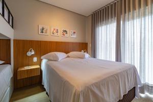 1 dormitorio con cama y ventana grande en Casa Sta Terezinha - Stay House Temporada, en Canela