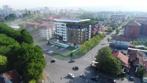 une vue aérienne sur une ville avec un bâtiment dans l'établissement Exclusive BL apartments, à Banja Luka