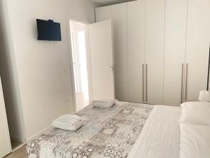 A bed or beds in a room at Nuovo trilocale con giardino, aria condizionata