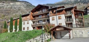 a large building on a hill with a mountain at Orelle Val Thorens Appartement 2 pieces 5 personnes in Orelle