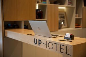 een laptop op een aanrecht bij Up Hotel in Rimini