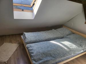 Bett in einem Zimmer mit Fenster in der Unterkunft Ferienhaus meurastein 