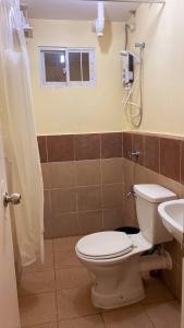 Koupelna v ubytování Arezzo Place Davao City - 1BR Condo - Andresen Rentals