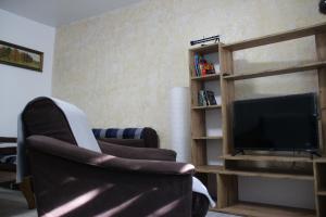 Televízia a/alebo spoločenská miestnosť v ubytovaní Апартаменти на Космонавтів - 2 + 6 fotografií