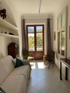 un soggiorno con divano e finestra di Matteo House nel cuore di Sorrento a Sorrento