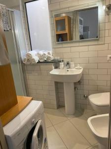 bagno bianco con lavandino e servizi igienici di Matteo House nel cuore di Sorrento a Sorrento