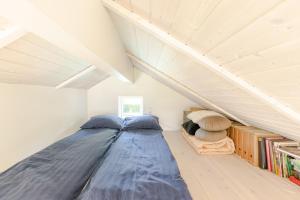1 dormitorio con 1 cama grande en el ático en Modern and cozy cabin near Copenhagen city and airport, en Dragør