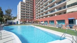 duży basen przed budynkiem w obiekcie 797 HOLIDAY RENTALS - ARCOSUR1- Moderno apartamento con terraza y vistas w mieście Benalmádena