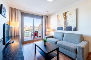 Telewizja i/lub zestaw kina domowego w obiekcie 797 HOLIDAY RENTALS - ARCOSUR1- Moderno apartamento con terraza y vistas