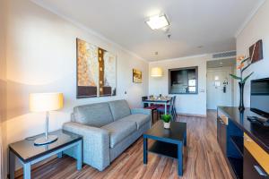 Telewizja i/lub zestaw kina domowego w obiekcie 797 HOLIDAY RENTALS - ARCOSUR1- Moderno apartamento con terraza y vistas