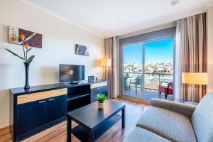 Telewizja i/lub zestaw kina domowego w obiekcie 797 HOLIDAY RENTALS - ARCOSUR1- Moderno apartamento con terraza y vistas