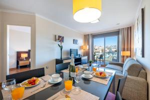 Telewizja i/lub zestaw kina domowego w obiekcie 797 HOLIDAY RENTALS - ARCOSUR1- Moderno apartamento con terraza y vistas