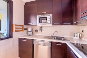 Kuchnia lub aneks kuchenny w obiekcie 797 HOLIDAY RENTALS - ARCOSUR1- Moderno apartamento con terraza y vistas
