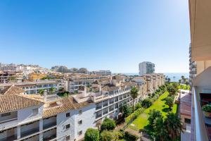 widok miasta z budynku w obiekcie 797 HOLIDAY RENTALS - ARCOSUR1- Moderno apartamento con terraza y vistas w mieście Benalmádena