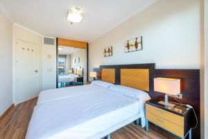 Łóżko lub łóżka w pokoju w obiekcie 797 HOLIDAY RENTALS - ARCOSUR1- Moderno apartamento con terraza y vistas