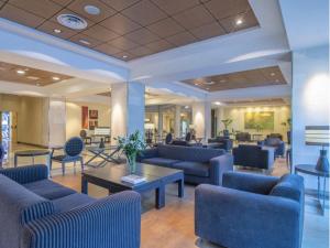 hol z kanapami, krzesłami i stołem w obiekcie 797 HOLIDAY RENTALS - ARCOSUR1- Moderno apartamento con terraza y vistas w mieście Benalmádena