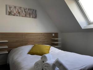 a bedroom with a bed with towels on it at Le Saint-Patern - T3 centre-ville et garage sécurisé in Vannes