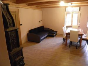 a living room with a black couch and a table at Apartament Rynek 30 in Osieczna