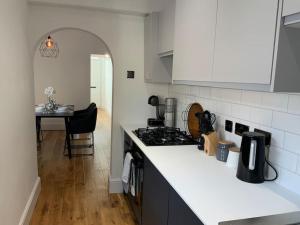 uma cozinha com um fogão e uma bancada em Centrally located in city of Lincoln Idas Place - two bedrooms each with a kingsize bed em Lincolnshire