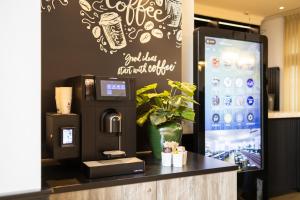 una máquina de café en un mostrador en una tienda en The President Brussels Hotel, en Bruselas