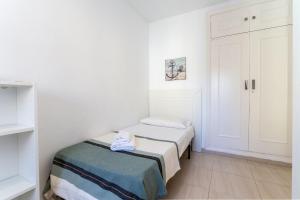 Posteľ alebo postele v izbe v ubytovaní Dona Lola Patricia - Spacious 3 bedroom top floor apartment with uninterrupted sea views - Only a few meters to Calahonda beach - Costa del Sol - CS188