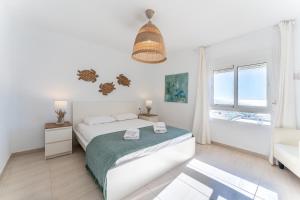 Posteľ alebo postele v izbe v ubytovaní Dona Lola Patricia - Spacious 3 bedroom top floor apartment with uninterrupted sea views - Only a few meters to Calahonda beach - Costa del Sol - CS188