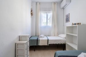 Posteľ alebo postele v izbe v ubytovaní Dona Lola Patricia - Spacious 3 bedroom top floor apartment with uninterrupted sea views - Only a few meters to Calahonda beach - Costa del Sol - CS188