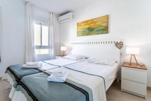 Posteľ alebo postele v izbe v ubytovaní Dona Lola Patricia - Spacious 3 bedroom top floor apartment with uninterrupted sea views - Only a few meters to Calahonda beach - Costa del Sol - CS188 + 25 fotografií