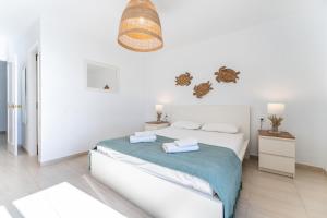 Posteľ alebo postele v izbe v ubytovaní Dona Lola Patricia - Spacious 3 bedroom top floor apartment with uninterrupted sea views - Only a few meters to Calahonda beach - Costa del Sol - CS188