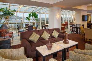 - un hall avec un canapé, des tables et des chaises dans l'établissement Silver Cloud Hotel - Seattle Lake Union, à Seattle