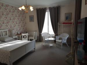 Criquebeuf-en-CauxにあるLa Nouvelle Criqueboiseのベッドルーム1室(ベッド1台、テーブル、椅子付)