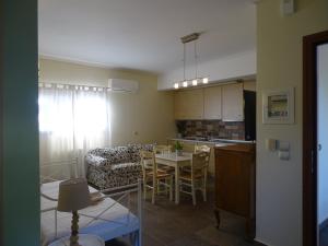 salon i kuchnia ze stołem i kanapą w obiekcie Naiad Studio w mieście Poros