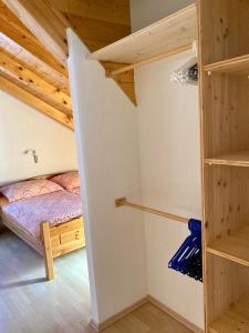 ein Schlafzimmer mit einem Etagenbett in einem Zimmer mit Holzdecken in der Unterkunft Appartement Mittagskogel in Velden am Wörthersee