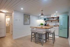 Dapur atau dapur kecil di Renovated Cottage: 4th row from the Beach!