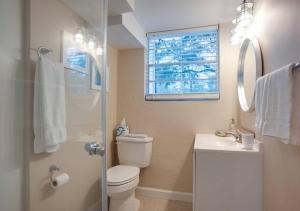 uma casa de banho com um WC, um lavatório e uma janela em Renovated Cottage: 4th row from the Beach! em Hilton Head Island