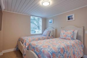 um quarto com 2 camas e uma janela em Renovated Cottage: 4th row from the Beach! em Hilton Head Island