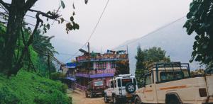 un groupe de camions garés devant un bâtiment dans l'établissement SILENT AM HOMESTAY, à Darjeeling